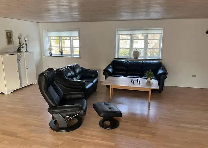 Dejligt Stort Hus Med Nyaraló Ålbæk