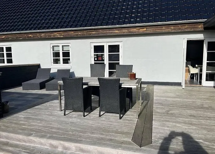 Dejligt Stort Hus Med Nyaraló *